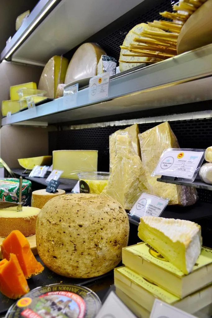 Étagère de fromages affinés — Fromagerie Kalou, Marseille