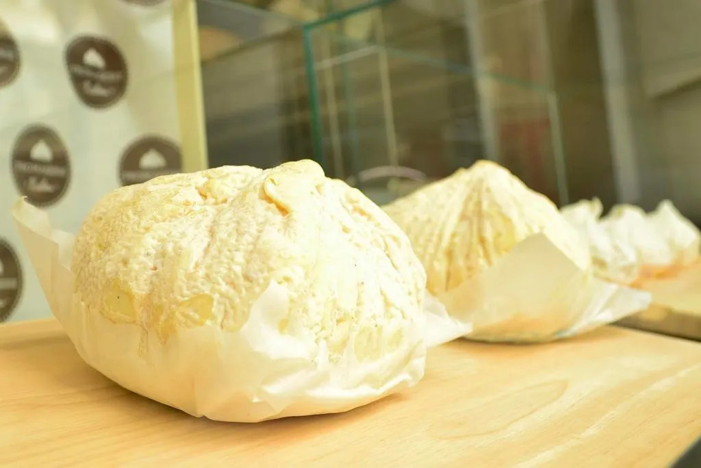 Fromages à pâte molle en présentation — Fromagerie Kalou, Marseille