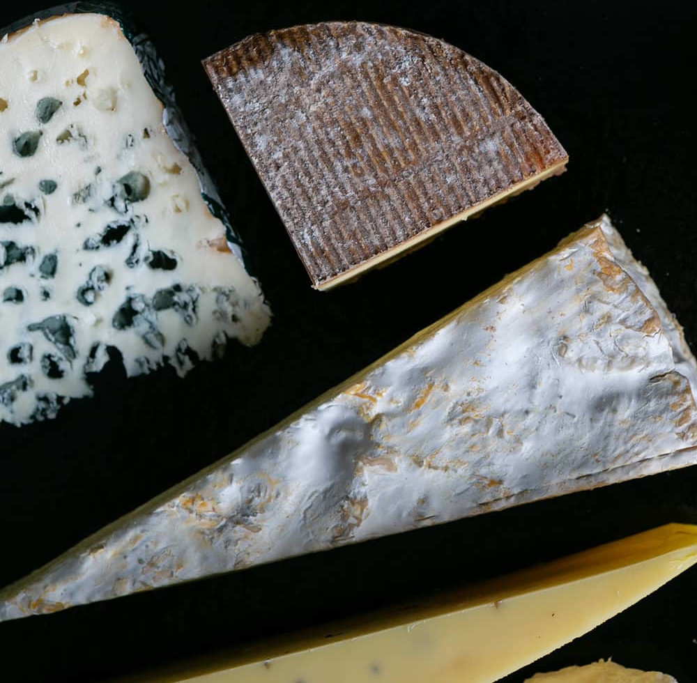 Sélection de fromages affinés en gros plan — Fromagerie Kalou, Marseille