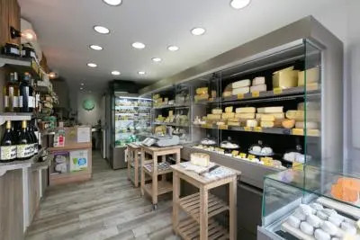 Intérieur de la fromagerie Kalou avec comptoir et étagères de fromages affinés