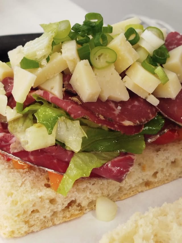 KalouBaguette signature — bresaola, comté et oignons nouveaux sur focaccia, Fromagerie Kalou du Prado, Marseille 8e